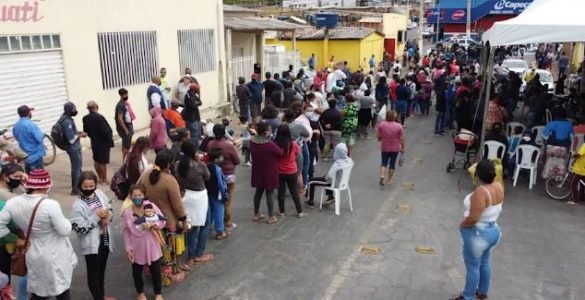 Pessoas fazem fila para ganhar osso de boi em açougue, em Cuiabá | Foto: Rogério Florentino/Yahoo Notícias
