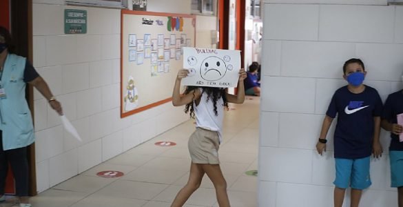 Crianças do 4º ano do Villa Global Education fizeram passeata antibullying (Arisson Marinho/CORREIO)