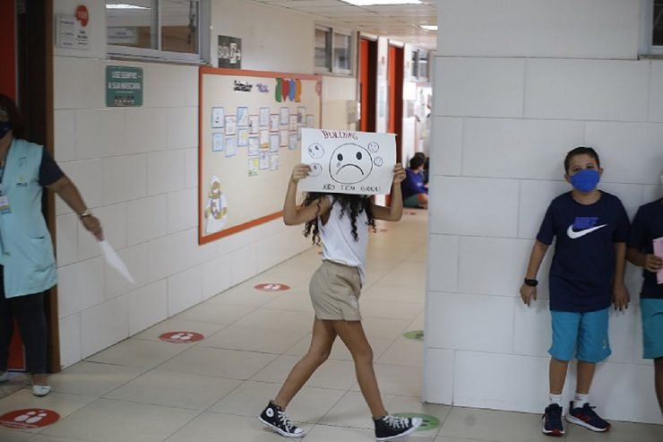 Crianças do 4º ano do Villa Global Education fizeram passeata antibullying (Arisson Marinho/CORREIO)